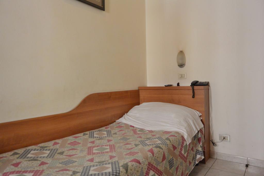 Hotel Oriente Milan Bagian luar foto